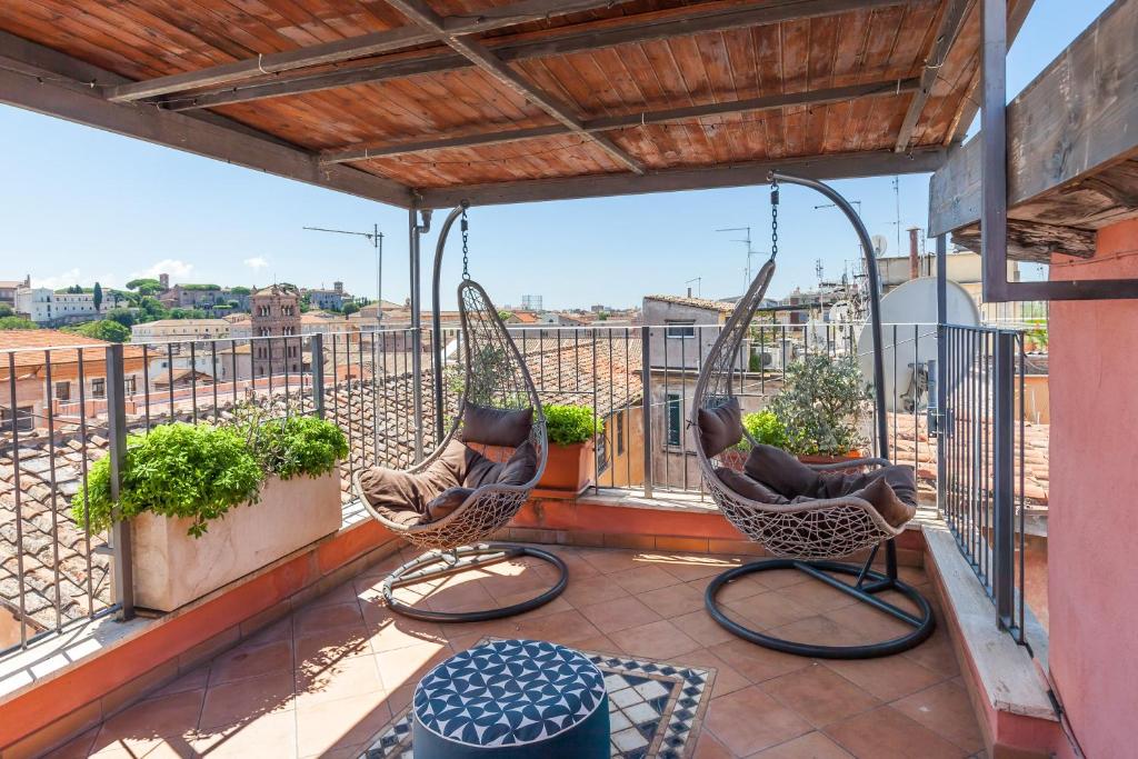 ローマにあるIl Nascondiglio del Preteの市街の景色を望むバルコニー(椅子2脚付)