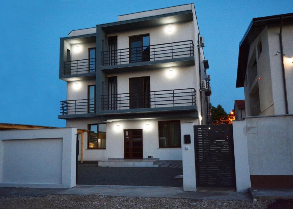 Un grand bâtiment blanc avec balcon est disponible. dans l'établissement Vila La Matache, à Eforie Nord