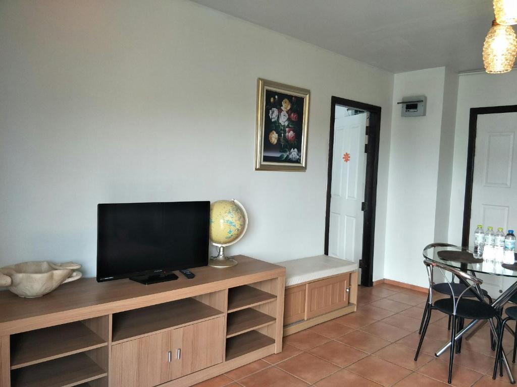TV a/nebo společenská místnost v ubytování Lomsabai Apartments
