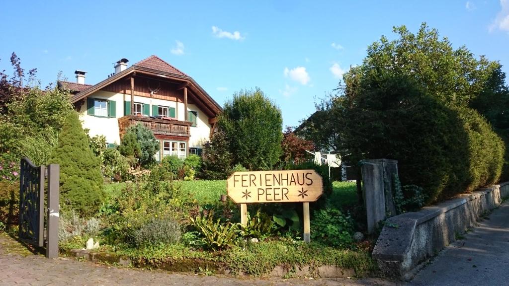 un cartel en un patio frente a una casa en Ferienhaus Peer en Bad Goisern