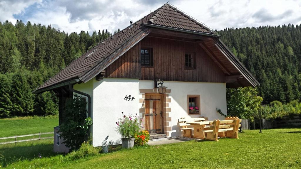 Casa pequeña con techo de madera y mesa en Ferienhaus Gobald, en Murau
