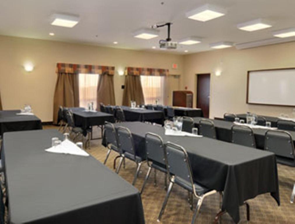 Ramada by Wyndham Weyburn photo
