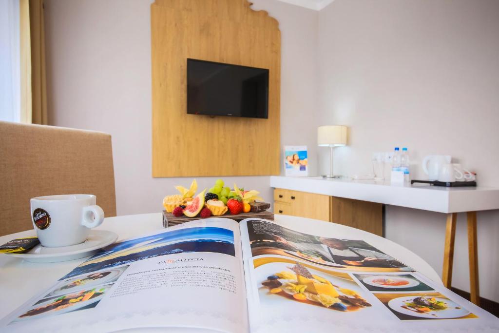 Televízia a/alebo spoločenská miestnosť v ubytovaní HOTEL*** NAT Bukowina Tatrzańska