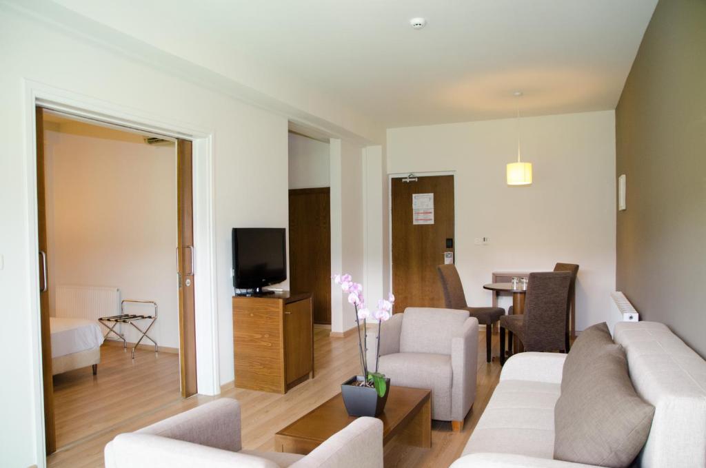 TV a/nebo společenská místnost v ubytování Rodon Hotel and Resort