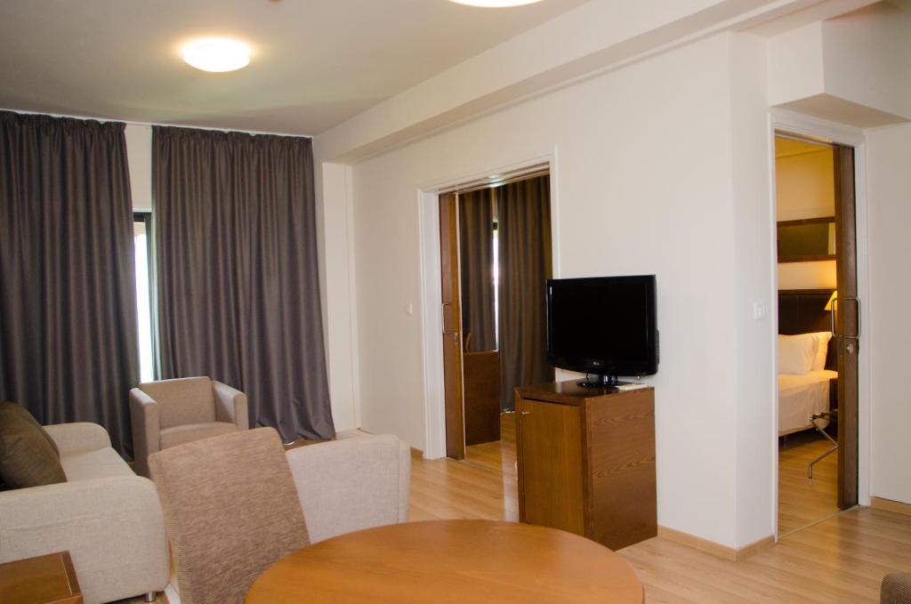 TV a/nebo společenská místnost v ubytování Rodon Hotel and Resort