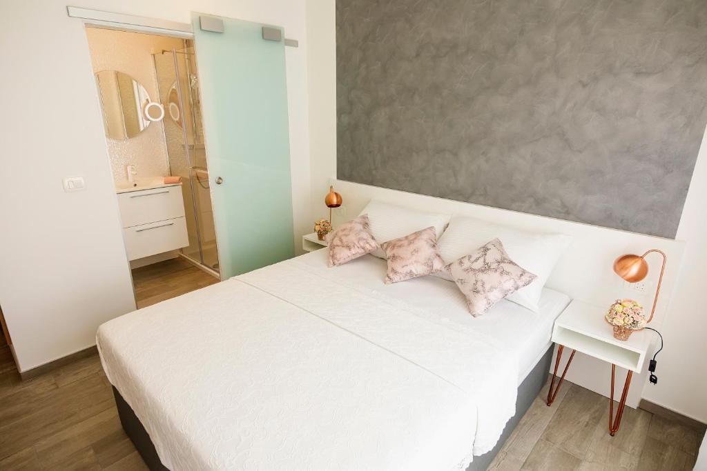 Postel nebo postele na pokoji v ubytování Rose Gold Rooms & Studio with balcony