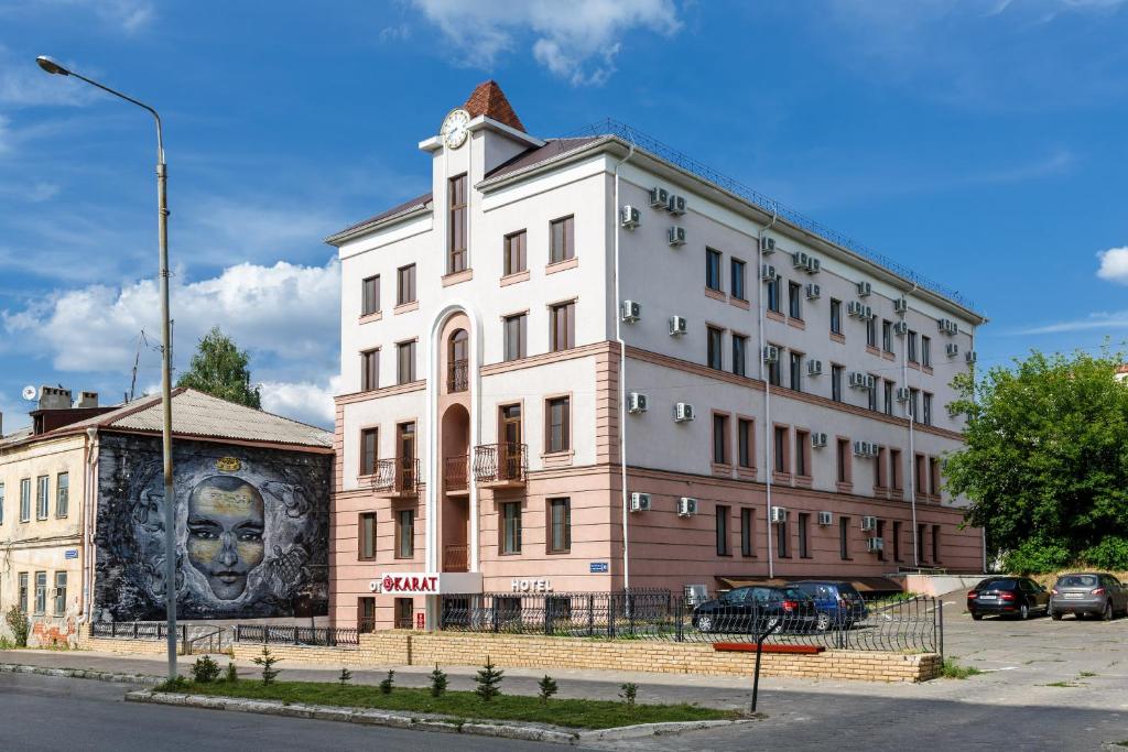 un edificio con una cara pintada en el costado. en Hotel Karat, en Kazán