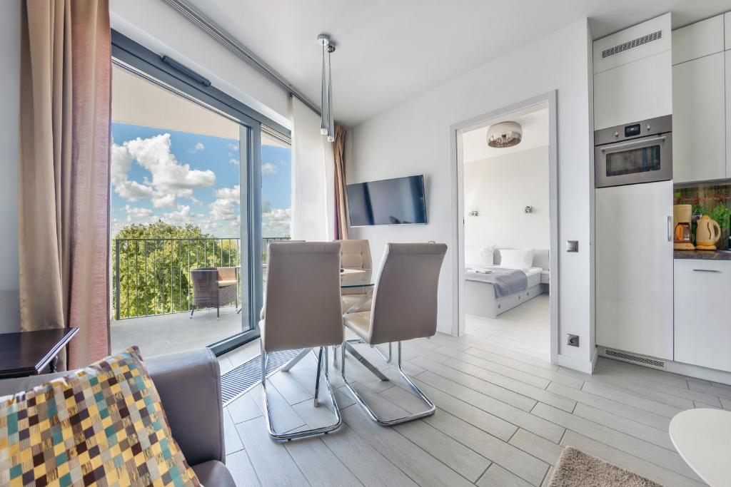 Televízia a/alebo spoločenská miestnosť v ubytovaní Apartamenty Sun & Snow Horyzont