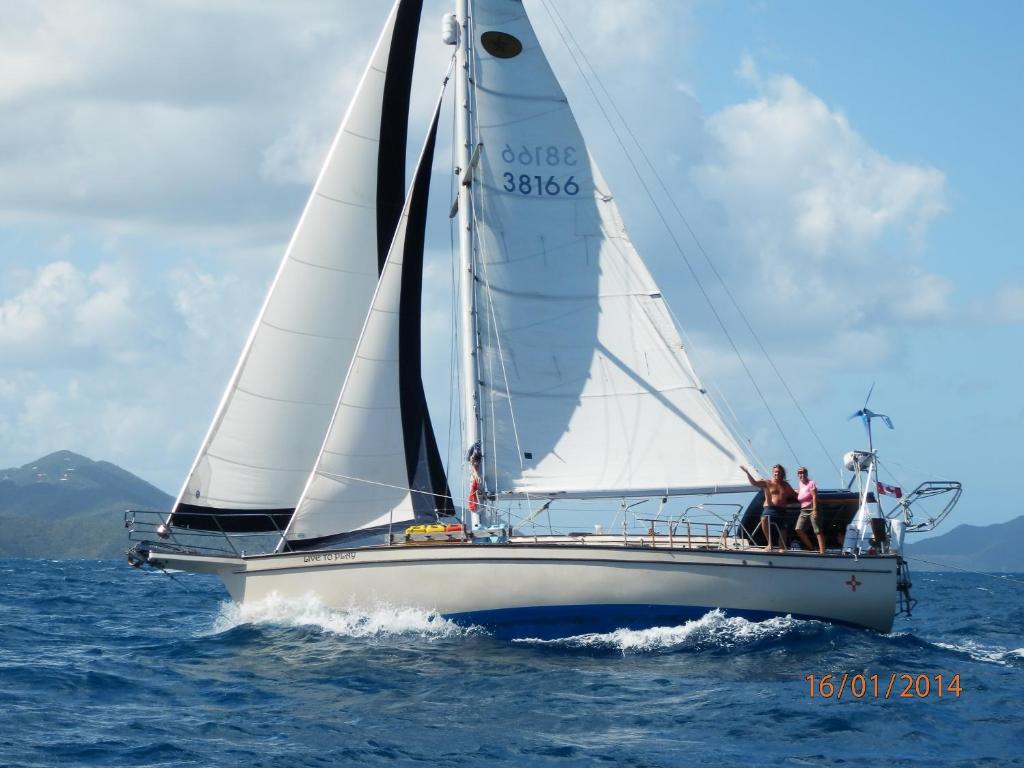 un grupo de personas en un velero en el agua en Play to Live San Blas, en El Porvenir