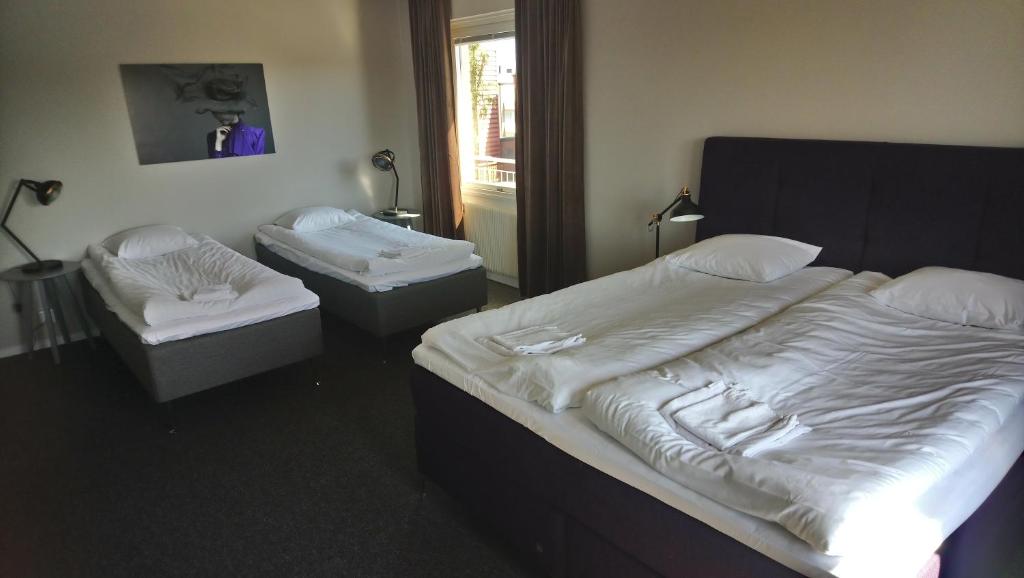 Postel nebo postele na pokoji v ubytování BriQ Hotell