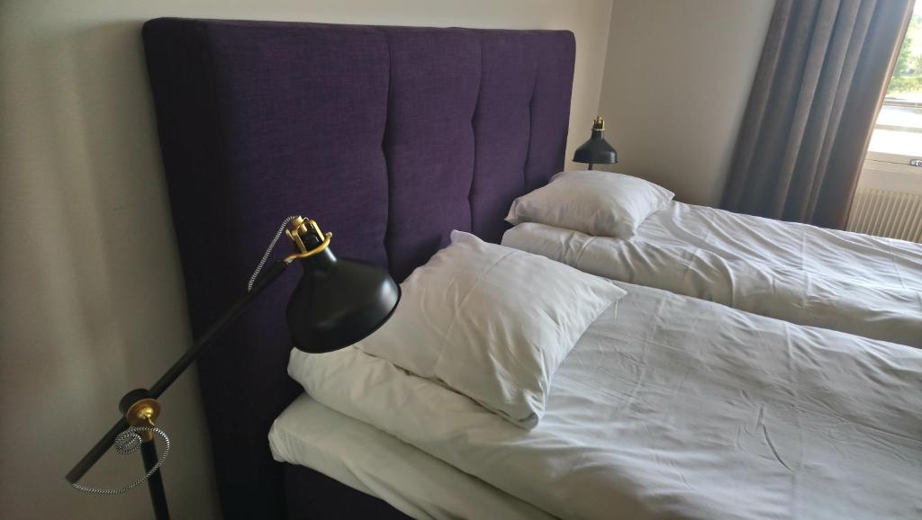 Postel nebo postele na pokoji v ubytování BriQ Hotell