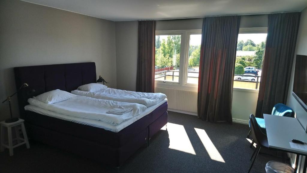Postel nebo postele na pokoji v ubytování BriQ Hotell