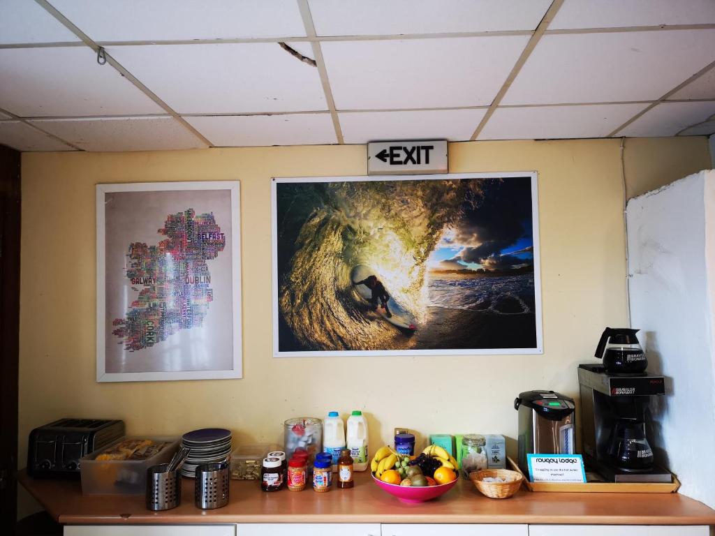 Příslušenství pro přípravu čaje a kávy v ubytování Rougey Lodge Hostel