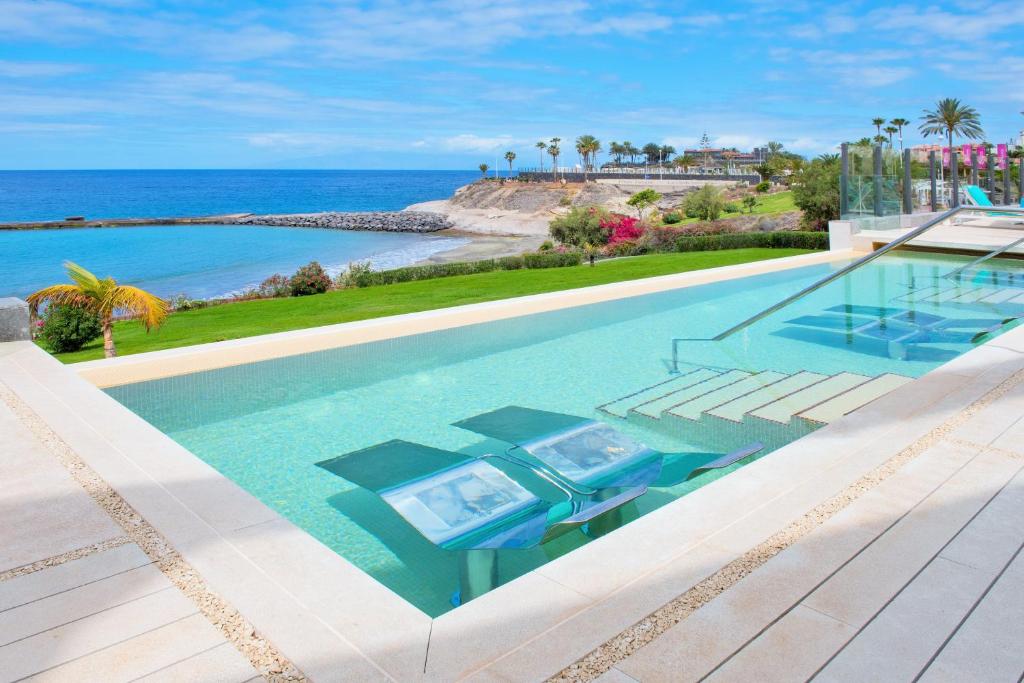 Bazén v ubytování JOIA Salomé by Iberostar -Adults Only nebo v jeho okolí
