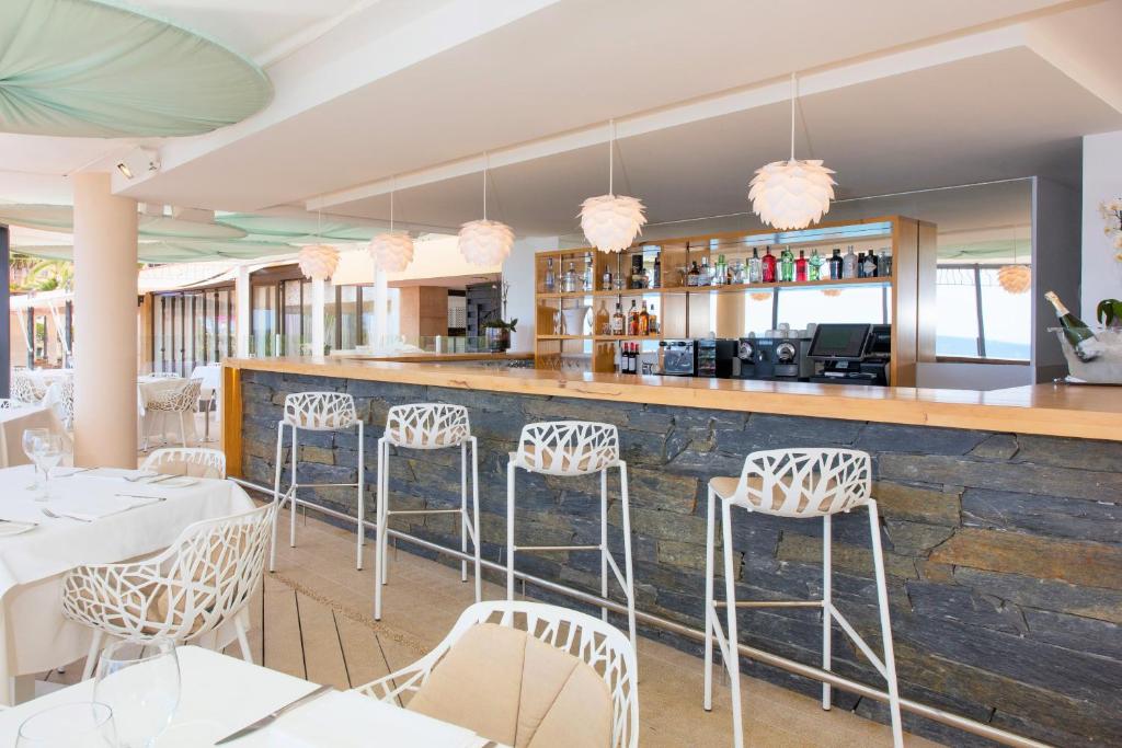 Lounge nebo bar v ubytování JOIA Salomé by Iberostar -Adults Only