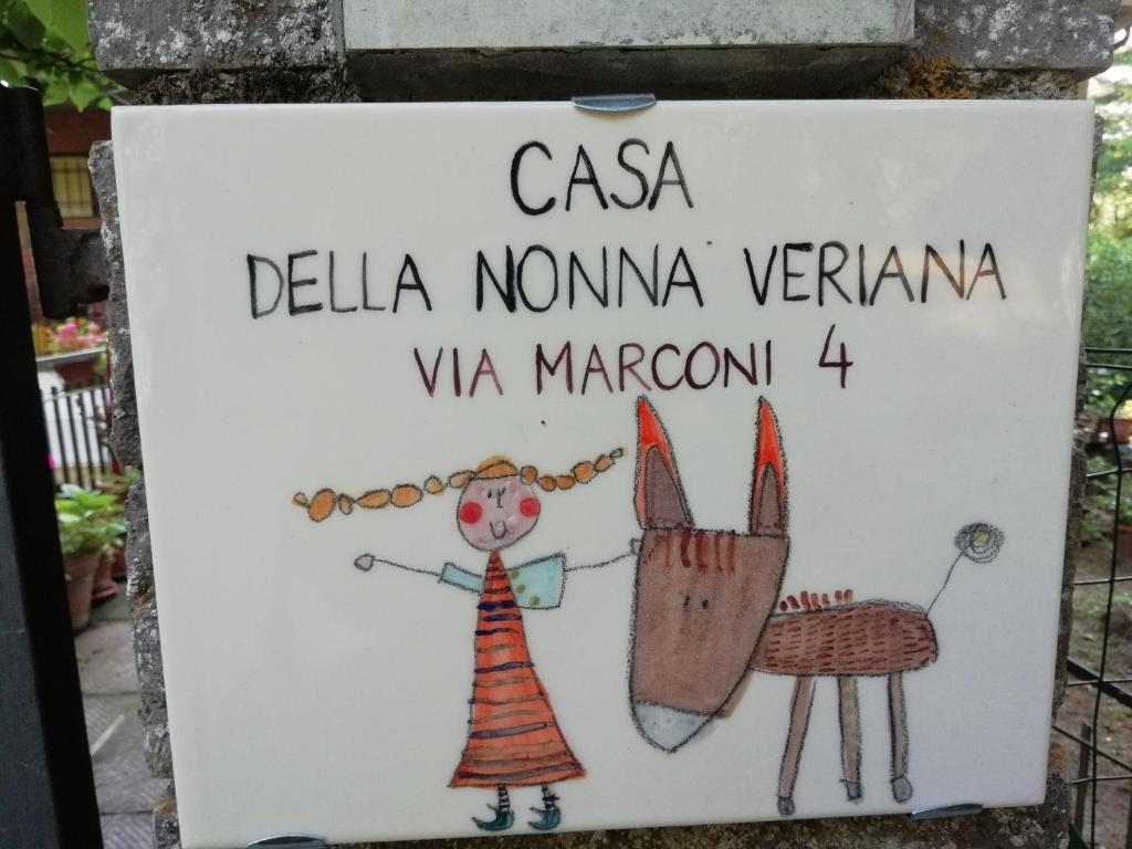 una señal para un mercado local con una foto de un burro en Casa Della Nonna, en Radicofani