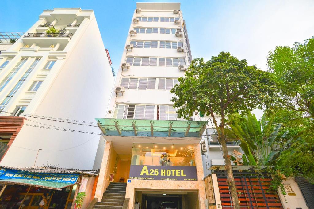 ein Gebäude mit einem aas hotel davor in der Unterkunft A25 Hotel - Dịch Vọng Hậu in Hanoi