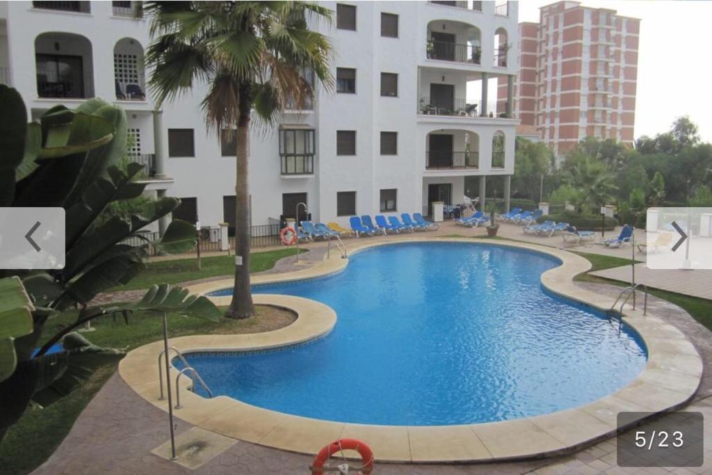 una gran piscina frente a un edificio en Residencial Marina Duquesa, en Manilva