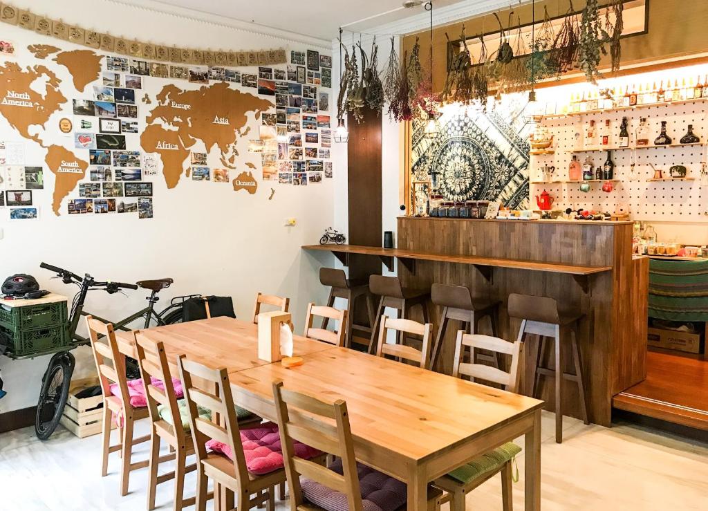 Green Park Homestay في ليودونغ: غرفة طعام مع طاولة وكراسي خشبية