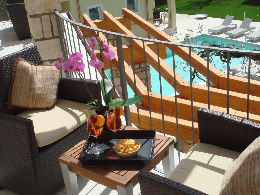 Bazén v ubytování Hotel Baia dei Pini nebo v jeho okolí