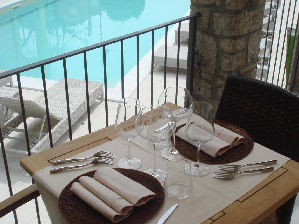 Bazén v ubytování Hotel Baia dei Pini nebo v jeho okolí