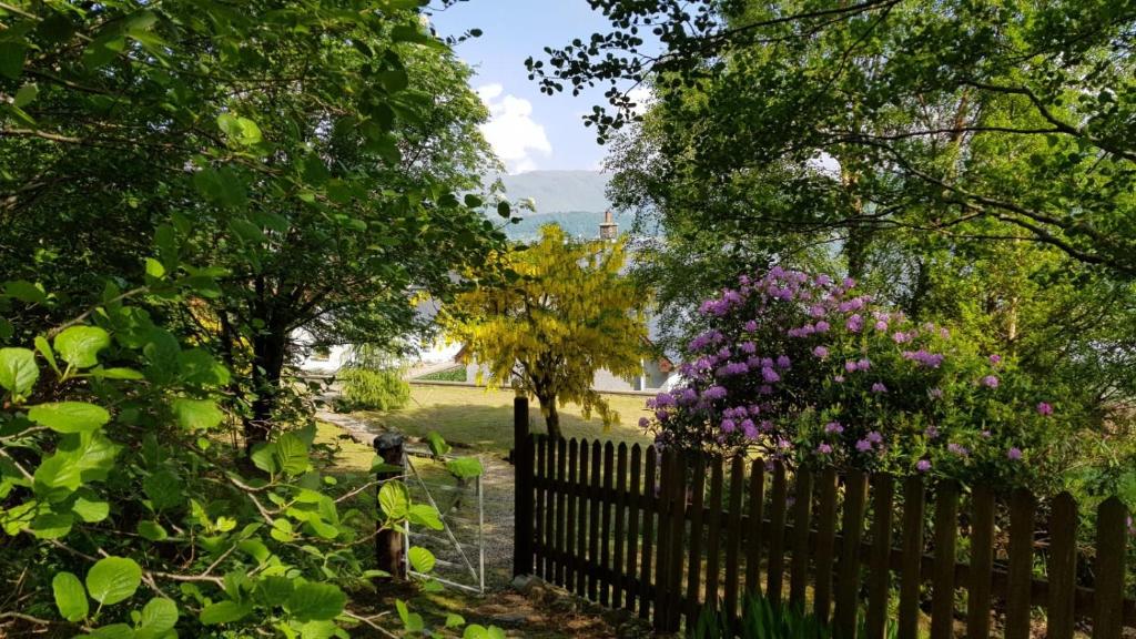Taman di luar Hunters Lodge Apartments