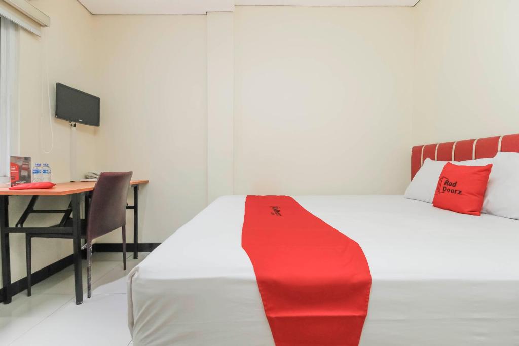 Postel nebo postele na pokoji v ubytování RedDoorz Plus @ Jalan Pemuda Jakarta