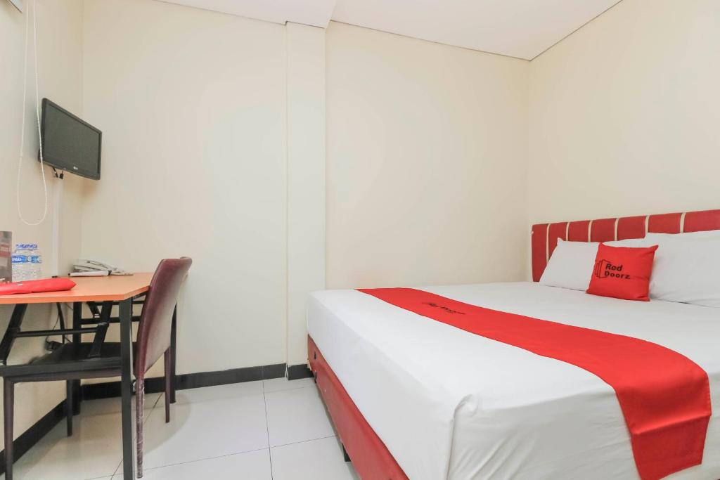 Postel nebo postele na pokoji v ubytování RedDoorz Plus @ Jalan Pemuda Jakarta