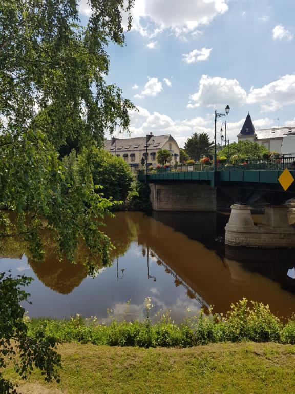 Výhled na řeku, která protéká v blízkosti hotelu