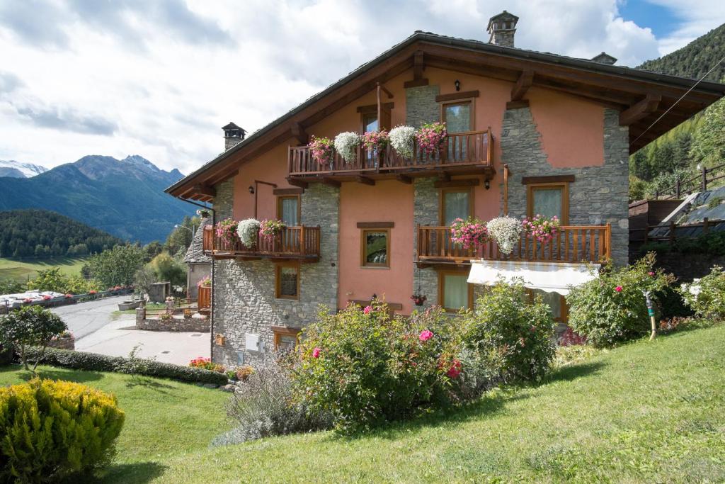 una casa con fioriere sui balconi di B&B Au Coin Du Village a Saint Nicolas