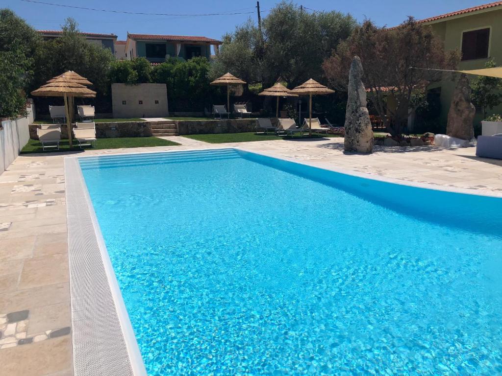 una grande piscina con acqua blu di Case Vacanze Budoni Beach a Budoni