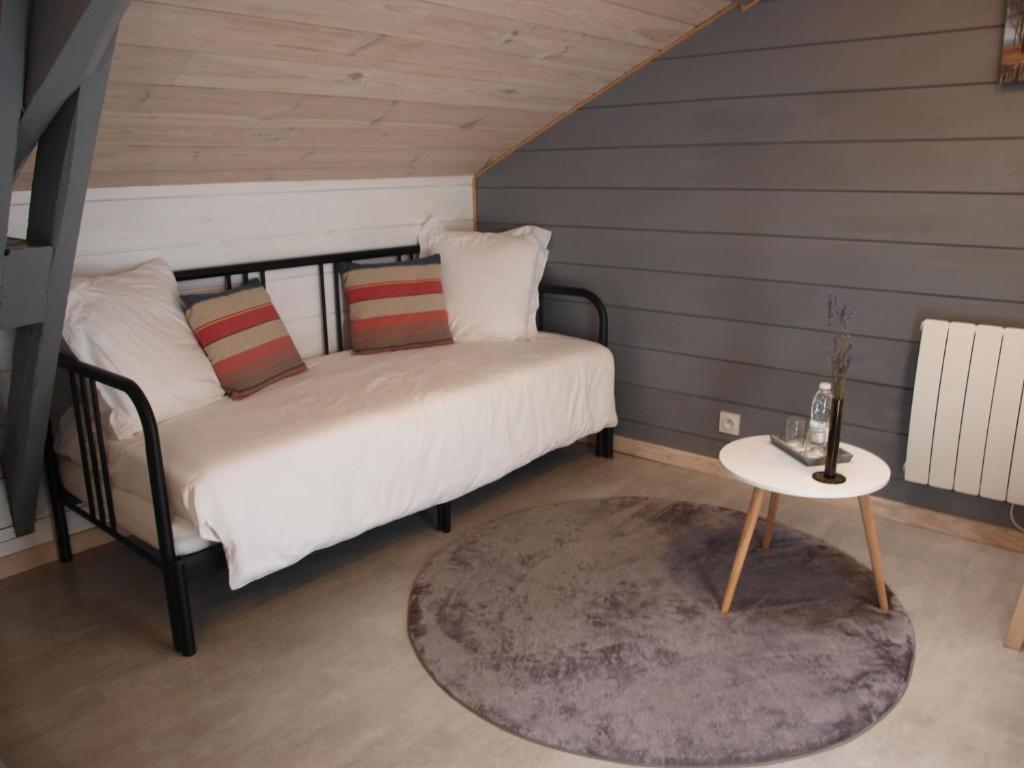 a bedroom with a bed and a table with a rug at L&#39;Estanquet Bed and Breakfast pdj offert in Gastes