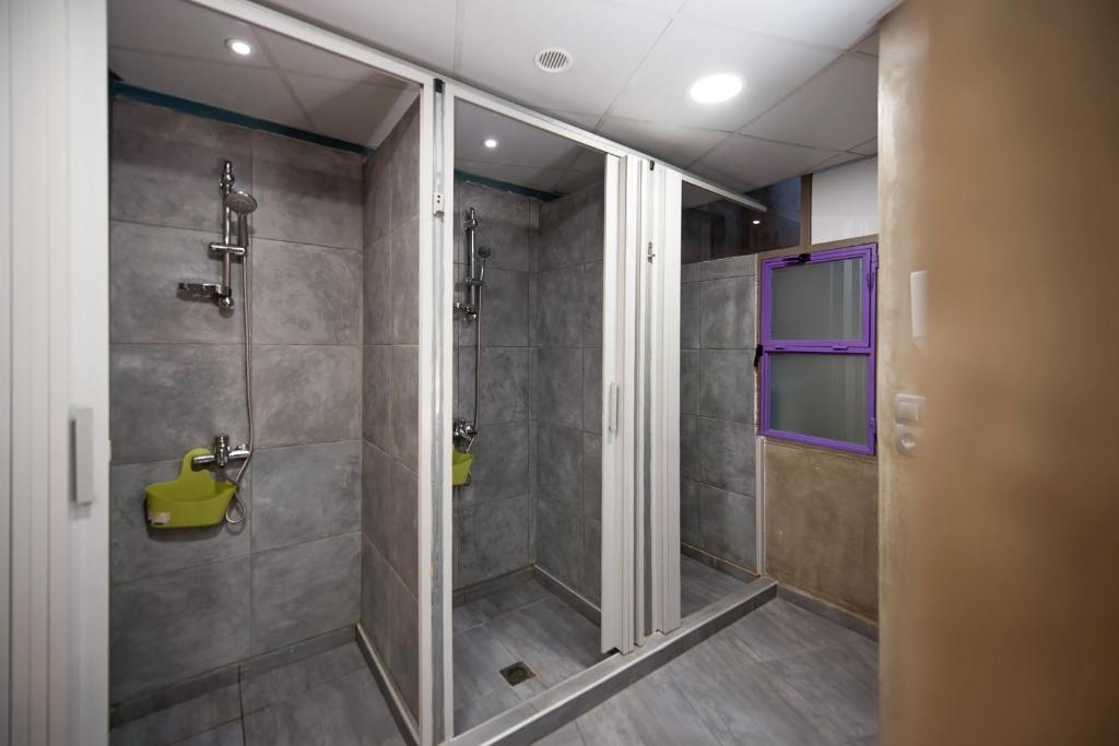 Ένα μπάνιο στο Bedbox Hostel