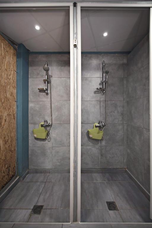 Ένα μπάνιο στο Bedbox Hostel