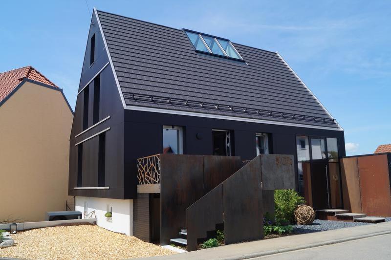 una casa negra con techo negro en Alb-Lotte en Bitz