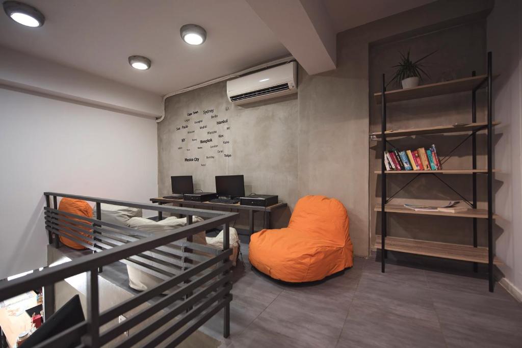Χώρος καθιστικού στο Bedbox Hostel