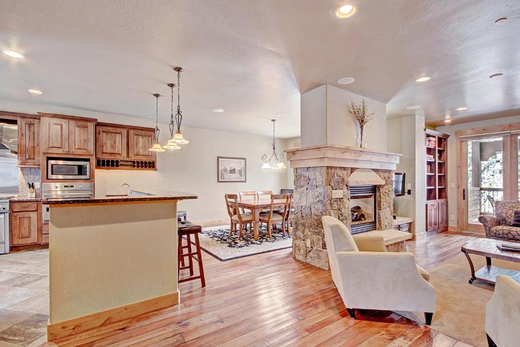 cocina grande y sala de estar con chimenea en 39B Union Creek Townhomes West en Copper Mountain