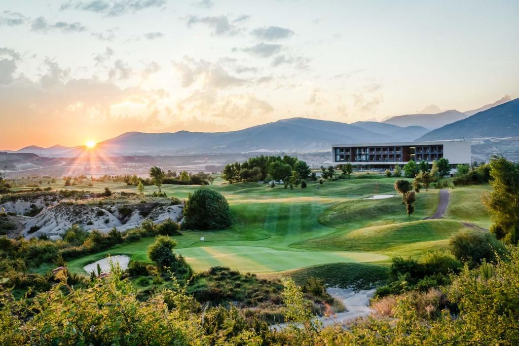 - Vistas al campo de golf del complejo al atardecer en ​Exe Las Margas Golf, en Latas