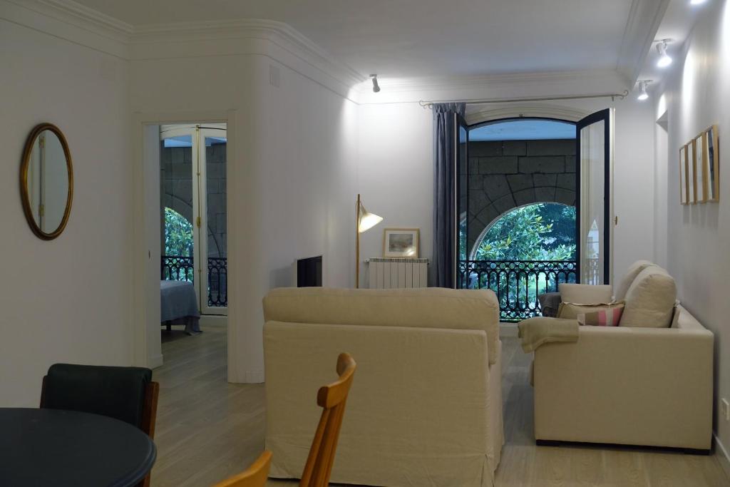 ein Wohnzimmer mit einem Sofa und einem Tisch in der Unterkunft ARCH. in San Sebastián