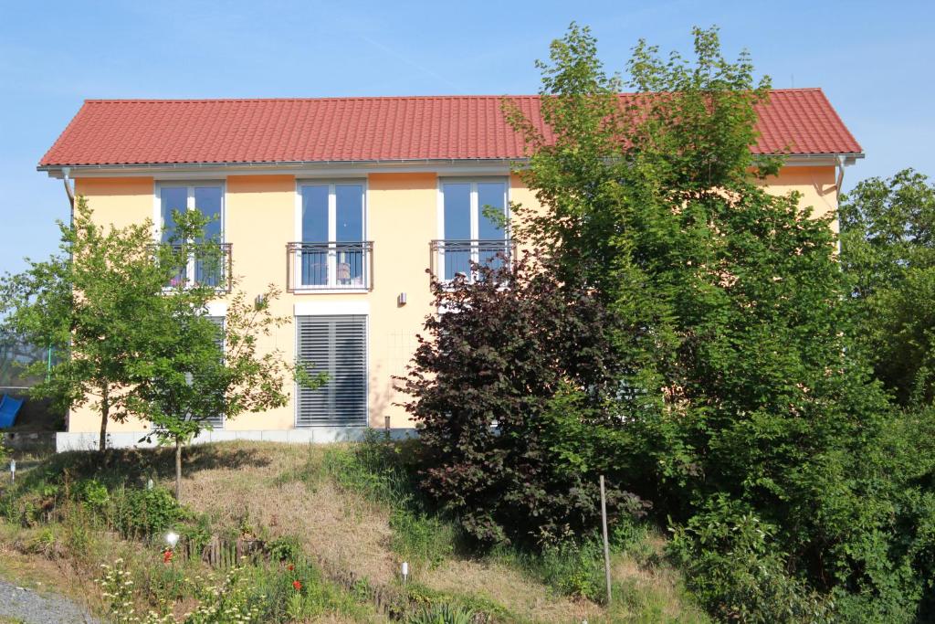 een geel huis met een rood dak bij Ferienwohnungen Schallenberg - Gross-Umstadt in Groß-Umstadt