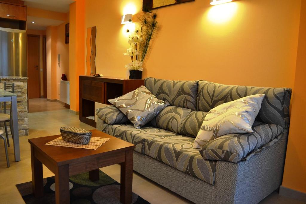 a living room with a couch and a table at Cal Ribero in Villanova de la Sal
