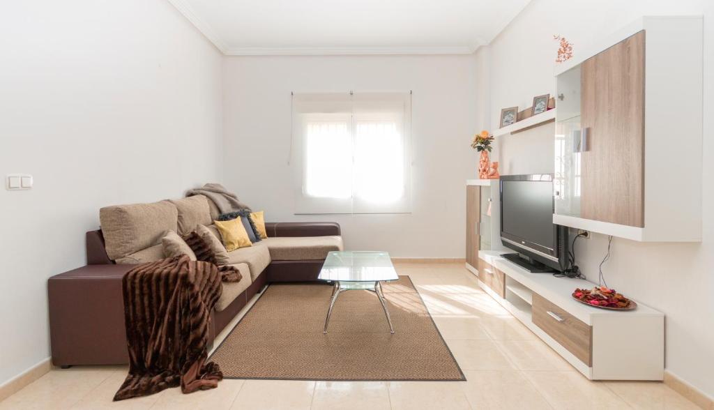 Televízia a/alebo spoločenská miestnosť v ubytovaní Residential jardín del pintor - la casa amarilla