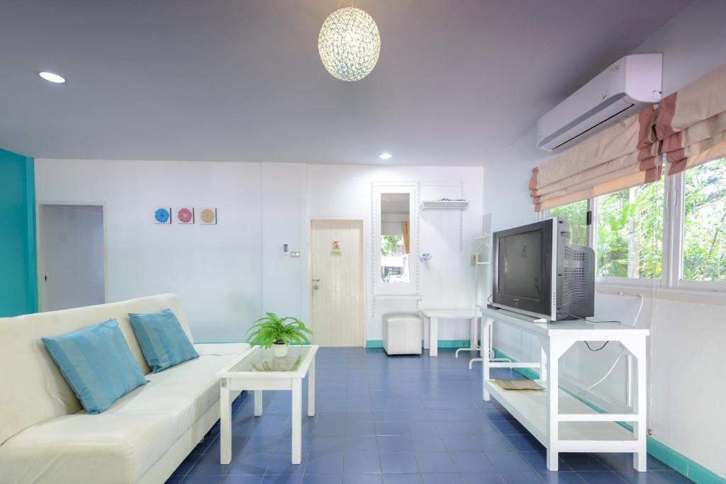 TV a/nebo společenská místnost v ubytování Baan Kratom Tong by the sea