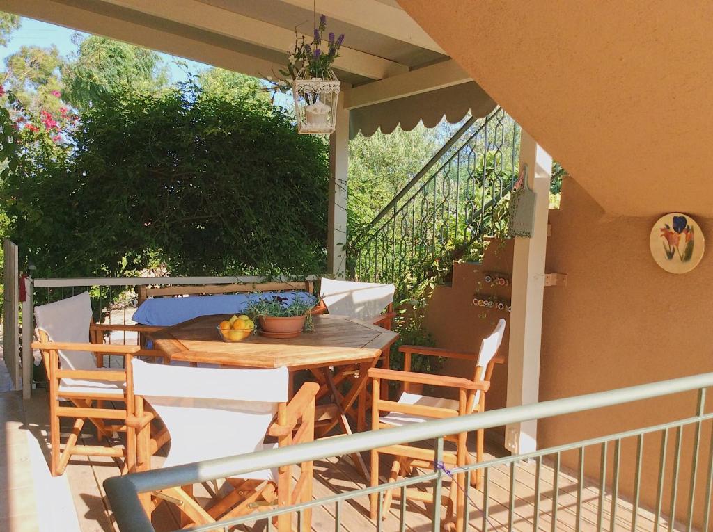 Balkón nebo terasa v ubytování Kefalonia apartments - Marias studios - 2 bedroom apartment in orchard, Spartia