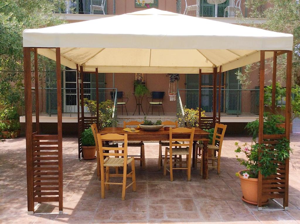 Patio nebo venkovní prostory v ubytování Kefalonia apartments - Marias studios - 2 bedroom apartment in orchard, Spartia