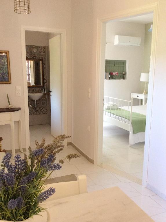 Postel nebo postele na pokoji v ubytování Kefalonia apartments - Marias studios - 2 bedroom apartment in orchard, Spartia