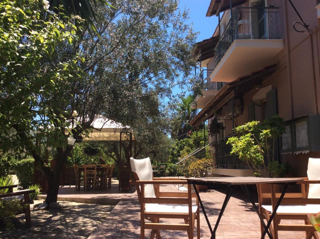 Balkón nebo terasa v ubytování Kefalonia apartments - Marias studios - 2 bedroom apartment in orchard, Spartia