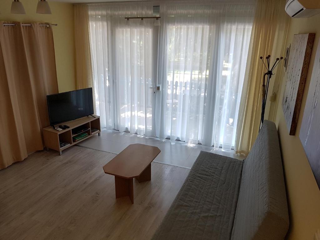 Televízia a/alebo spoločenská miestnosť v ubytovaní Jo-Jo's nyaralohaz