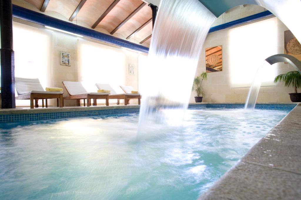 Bazén v ubytování Monnaber Nou Finca Hotel & Spa nebo v jeho okolí