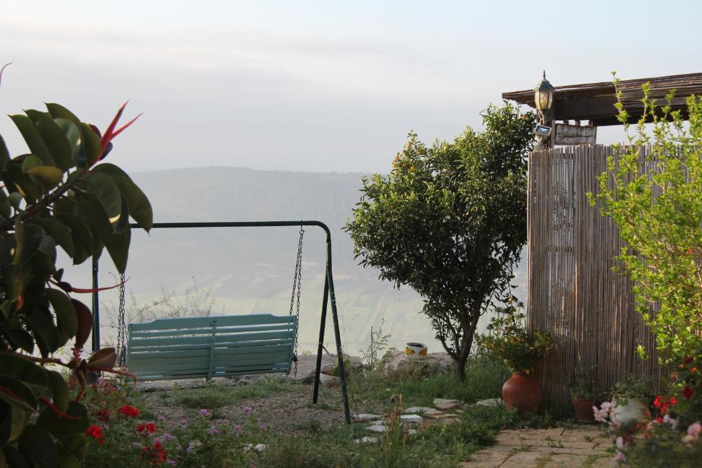 un banc vert installé dans un jardin dans l'établissement Ananda, à Hararit